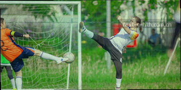 足球赛场广角与多重联赛图标组合，深蓝底色配荧光绿数据点